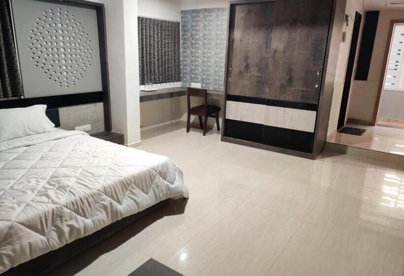 Hotel The Grand Takshak