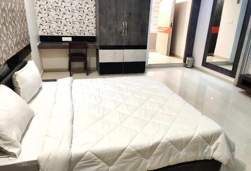 Hotel The Grand Takshak