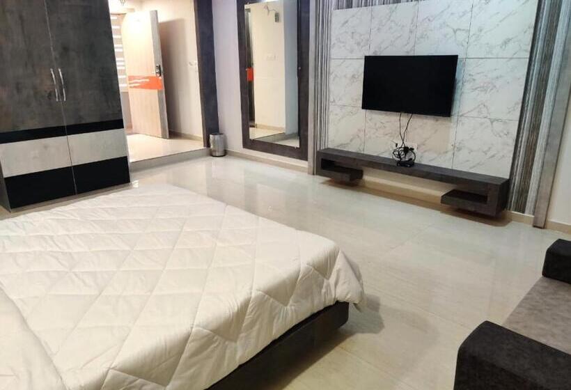 Hotel The Grand Takshak