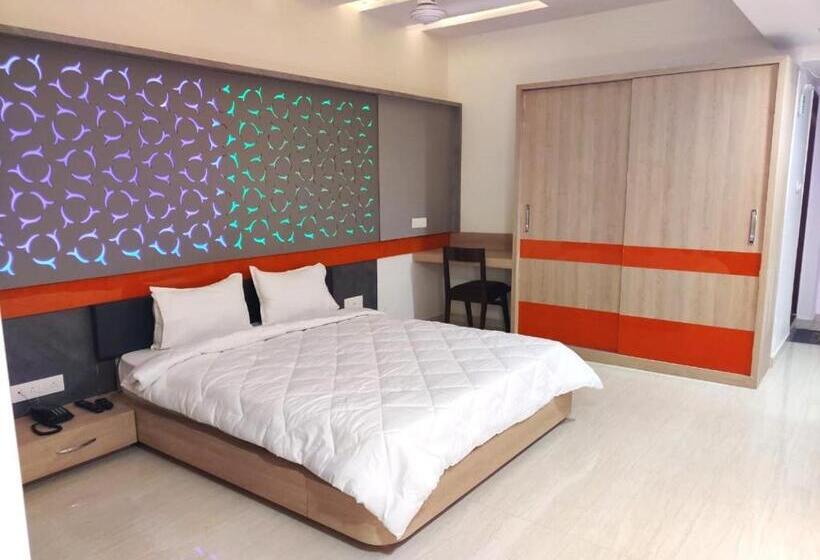 Hotel The Grand Takshak