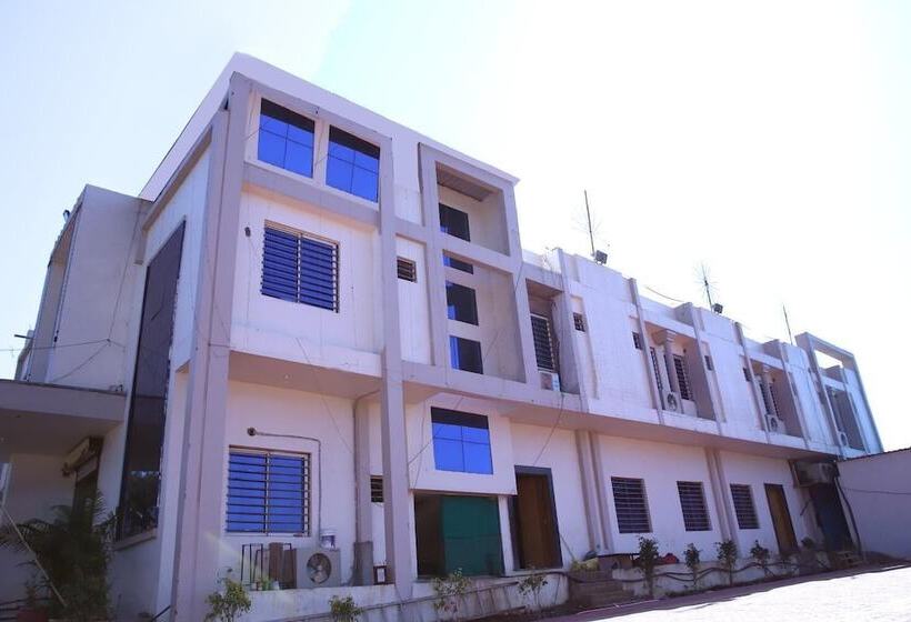 ホテル Tirupati Palace