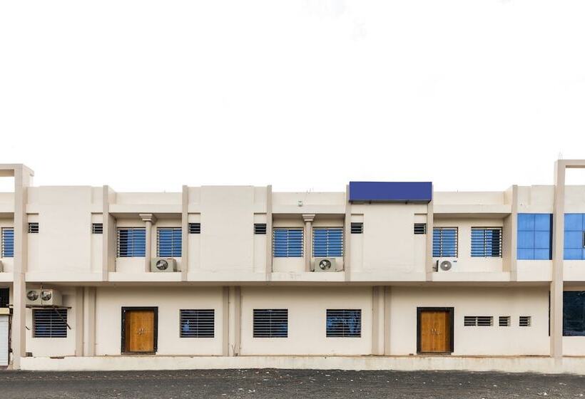 בית מלון כפרי Tirupati Palace