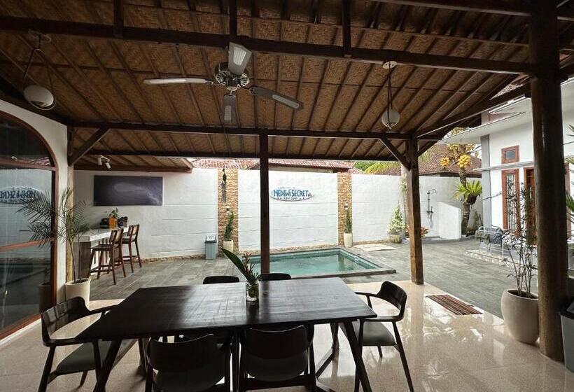 펜션 Medewi Secret Surfcamp