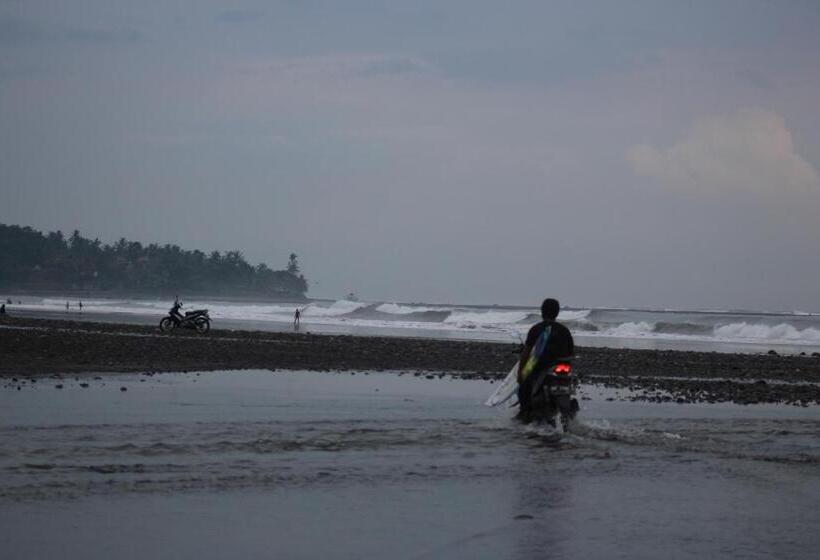 펜션 Medewi Secret Surfcamp