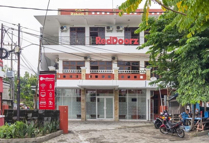 بنسيون Reddoorz Plus @ Gunungsari Surabaya