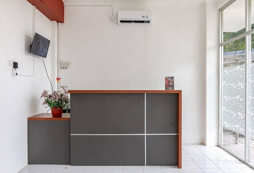 بنسيون Reddoorz Plus @ Gunungsari Surabaya