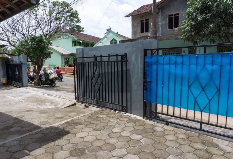 Pansiyon Reddoorz At Penginapan Hello Pacitan