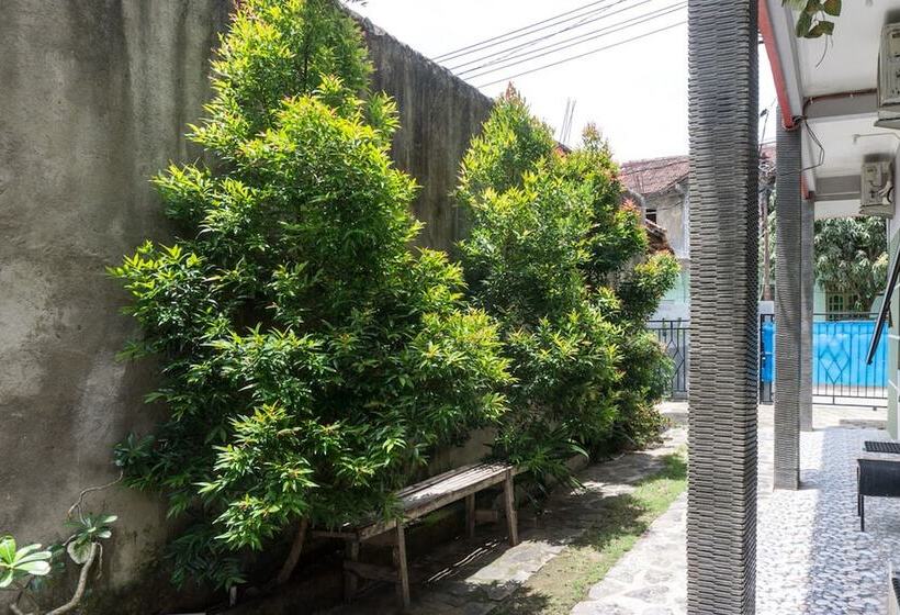 Pansiyon Reddoorz At Penginapan Hello Pacitan