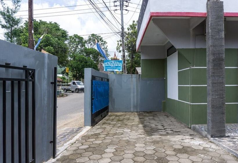 ペンション Reddoorz At Penginapan Hello Pacitan