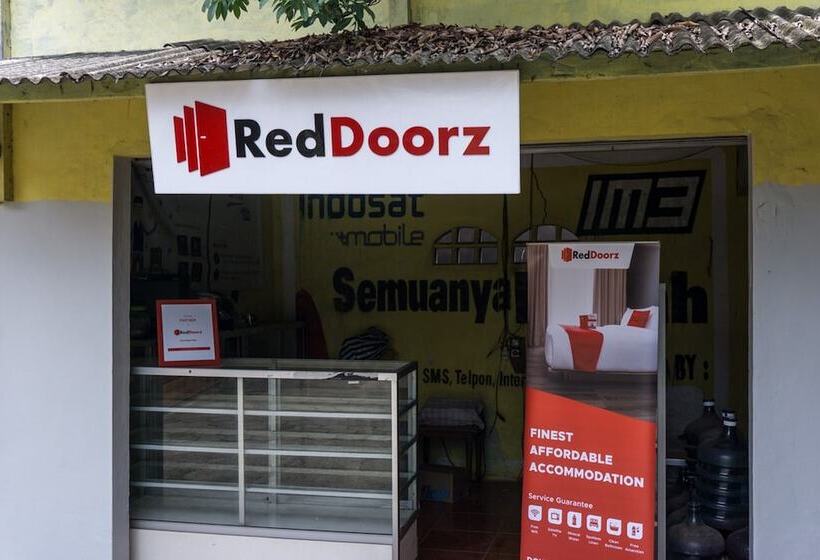 Pansiyon Reddoorz At Penginapan Hello Pacitan