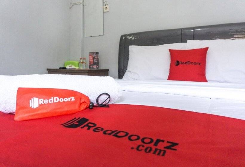 Pansiyon Reddoorz At Penginapan Hello Pacitan