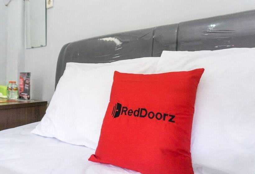 Pansiyon Reddoorz At Penginapan Hello Pacitan