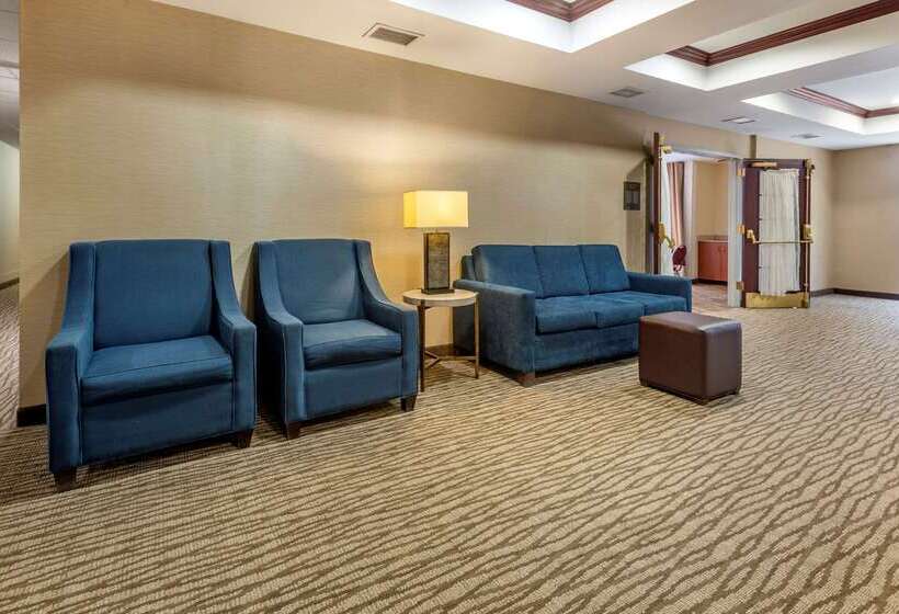ホテル Comfort Suites Newark  Harrison