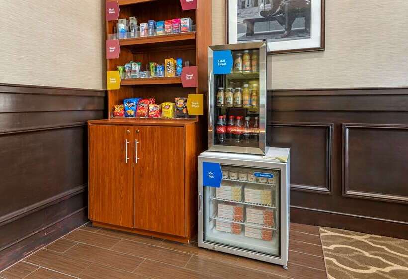 ホテル Comfort Suites Newark  Harrison