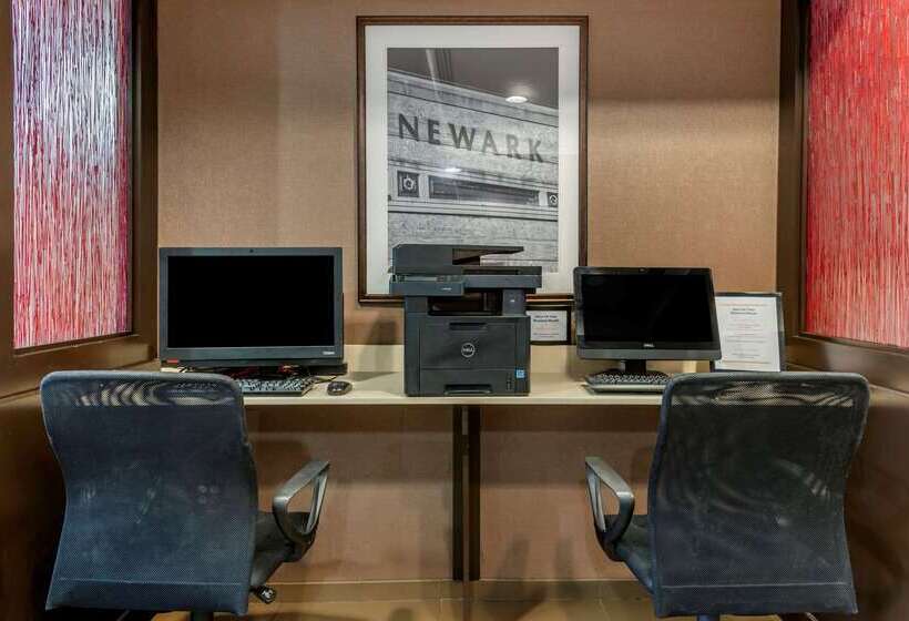 ホテル Comfort Suites Newark  Harrison