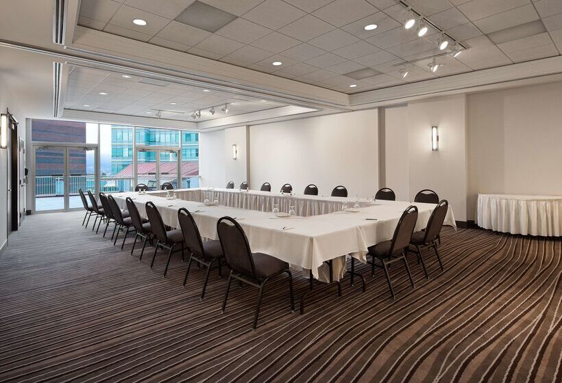 בית מלון כפרי Hilton Vancouver Metrotown