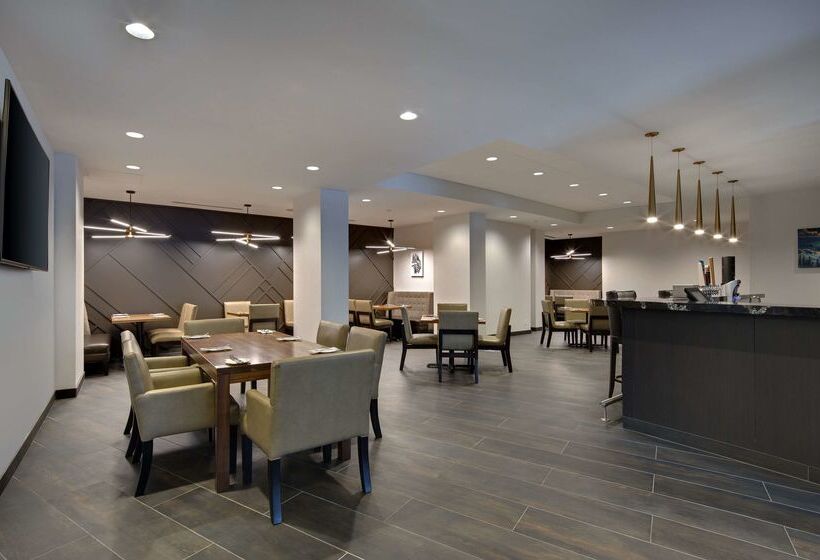 בית מלון כפרי Hilton Vancouver Metrotown