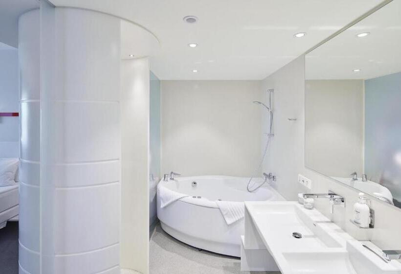 هتل Holiday Inn Vilnius, An Ihg