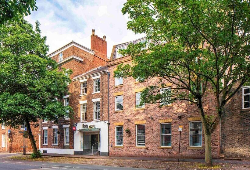 בית מלון כפרי Ibis York Centre