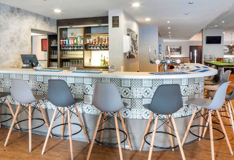 בית מלון כפרי Ibis York Centre