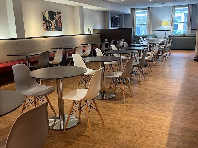 בית מלון כפרי Ibis York Centre