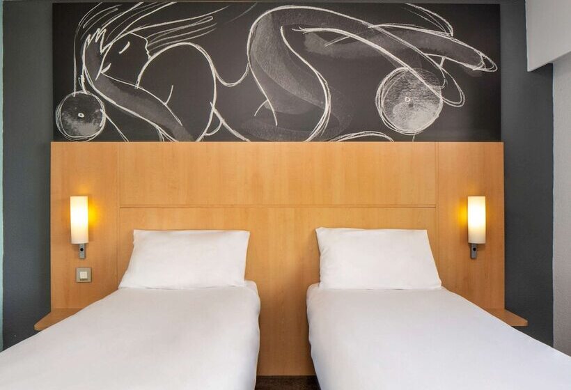 בית מלון כפרי Ibis York Centre