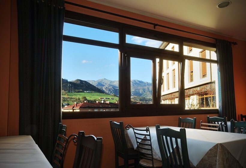 هتل Acebos Arriondas