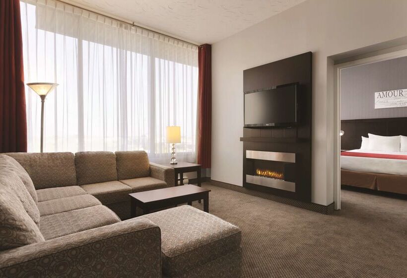 Travelodge By Wyndham Quebec City Hotel & Convention Centre