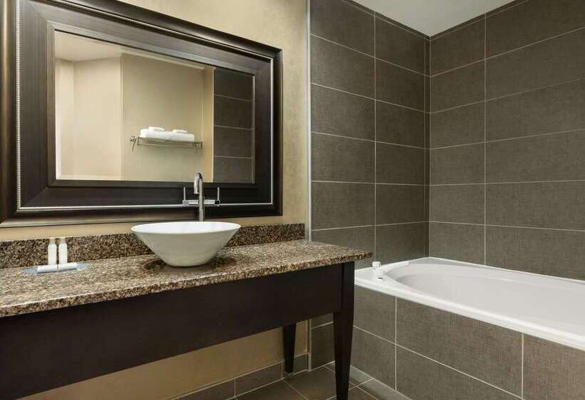 Travelodge By Wyndham Quebec City Hotel & Convention Centre