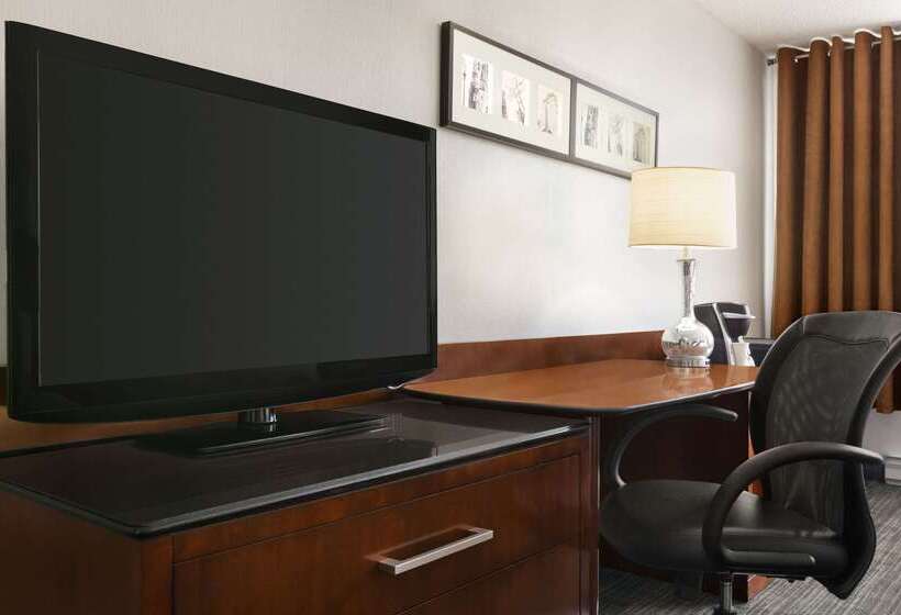 Travelodge By Wyndham Quebec City Hotel & Convention Centre