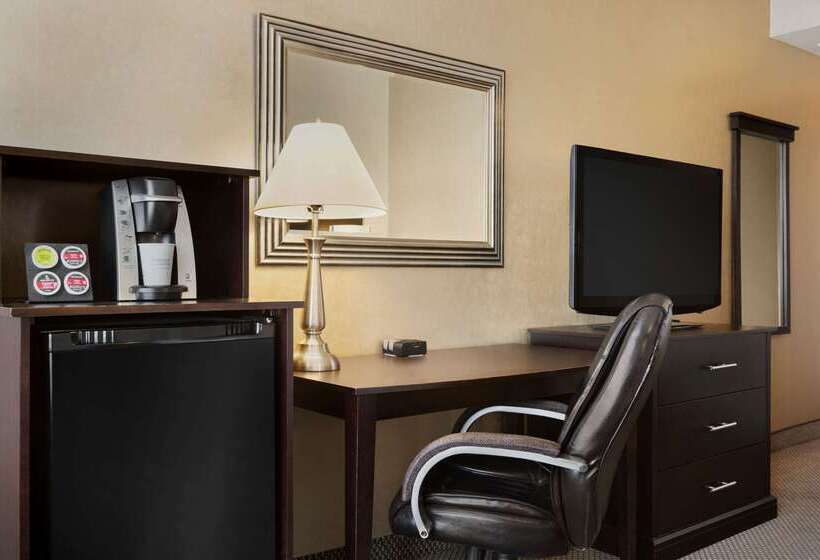 Travelodge By Wyndham Quebec City Hotel & Convention Centre