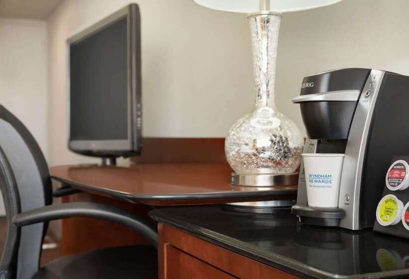 Travelodge By Wyndham Quebec City Hotel & Convention Centre