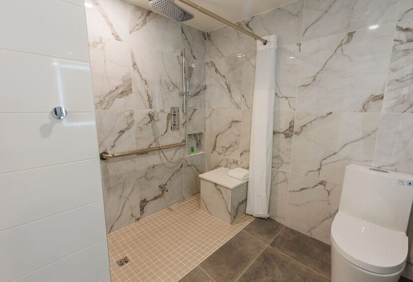 Travelodge By Wyndham Quebec City Hotel & Convention Centre