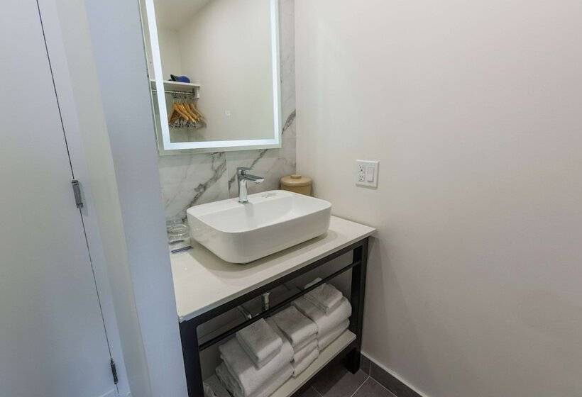 Travelodge By Wyndham Quebec City Hotel & Convention Centre