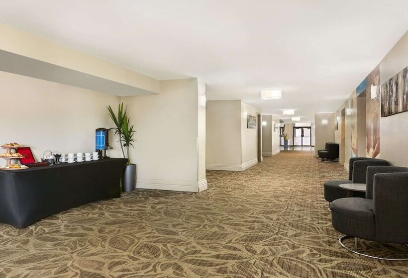 Travelodge By Wyndham Quebec City Hotel & Convention Centre