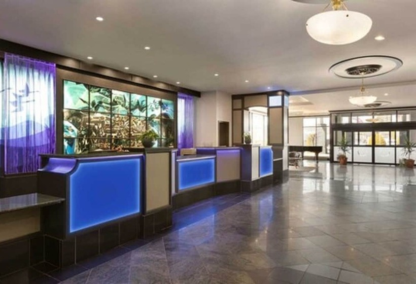 Travelodge By Wyndham Quebec City Hotel & Convention Centre