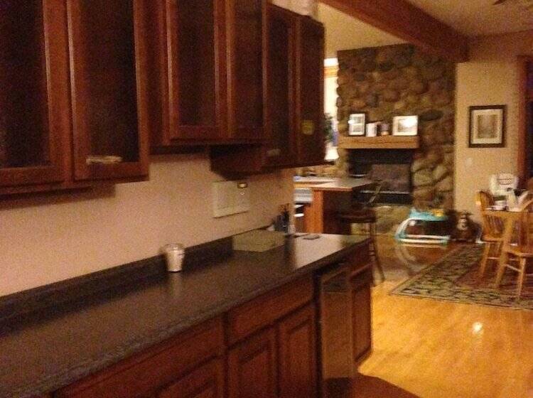 مبيت وإفطار Oak Creek Lodge