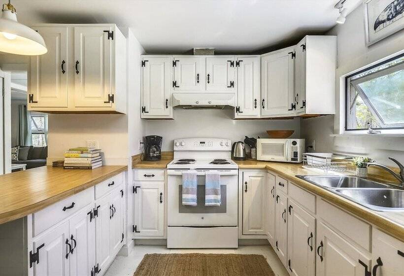 Oak Bluffs 3 Bed Cottage, Walk To Town