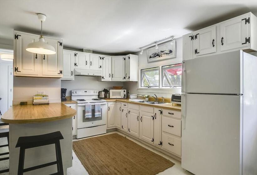 Oak Bluffs 3 Bed Cottage, Walk To Town