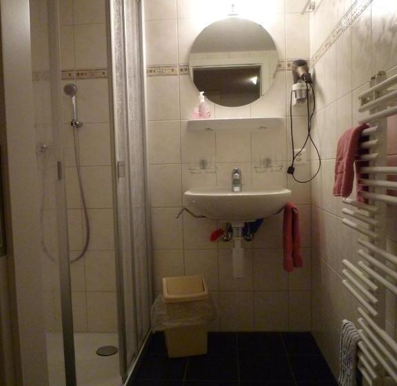 פנסיון Esthers Guesthouse