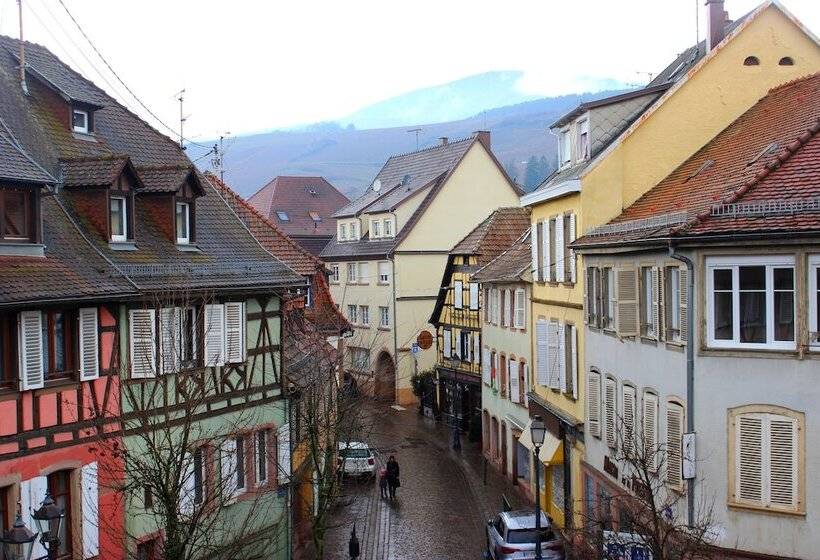 Отель A La Maison Rouge Hôtel & Restaurant