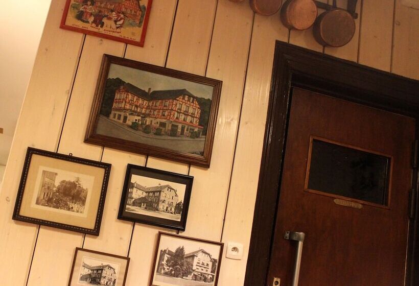 Отель A La Maison Rouge Hôtel & Restaurant