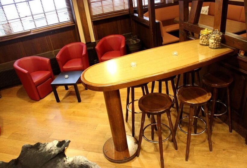 Отель A La Maison Rouge Hôtel & Restaurant