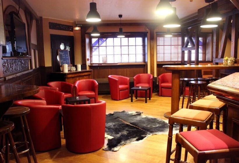 Отель A La Maison Rouge Hôtel & Restaurant