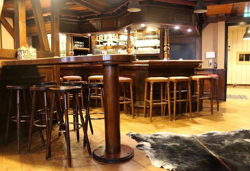 Отель A La Maison Rouge Hôtel & Restaurant