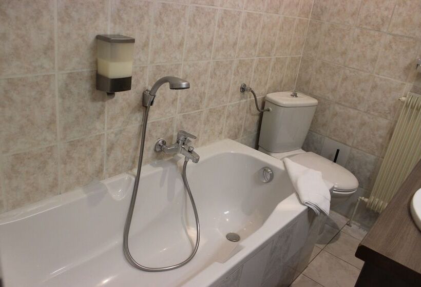 Отель A La Maison Rouge Hôtel & Restaurant