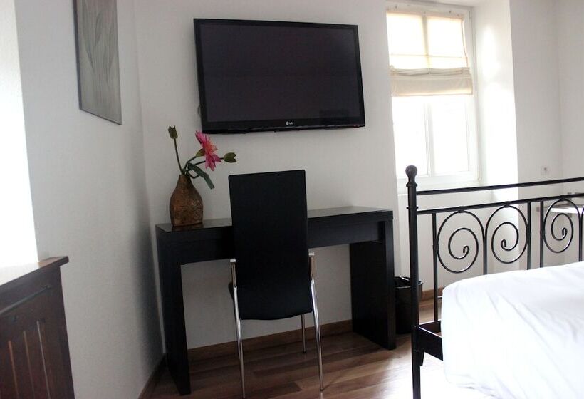 Отель A La Maison Rouge Hôtel & Restaurant