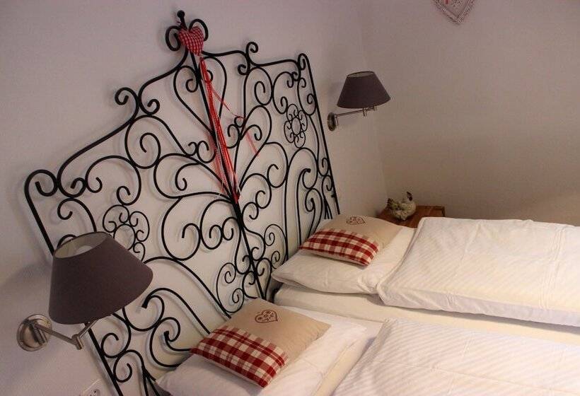 Отель A La Maison Rouge Hôtel & Restaurant