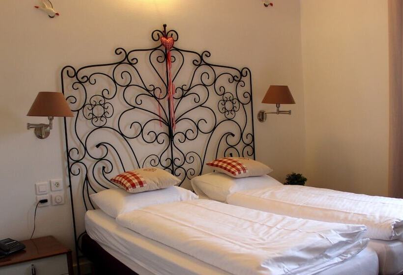 Отель A La Maison Rouge Hôtel & Restaurant