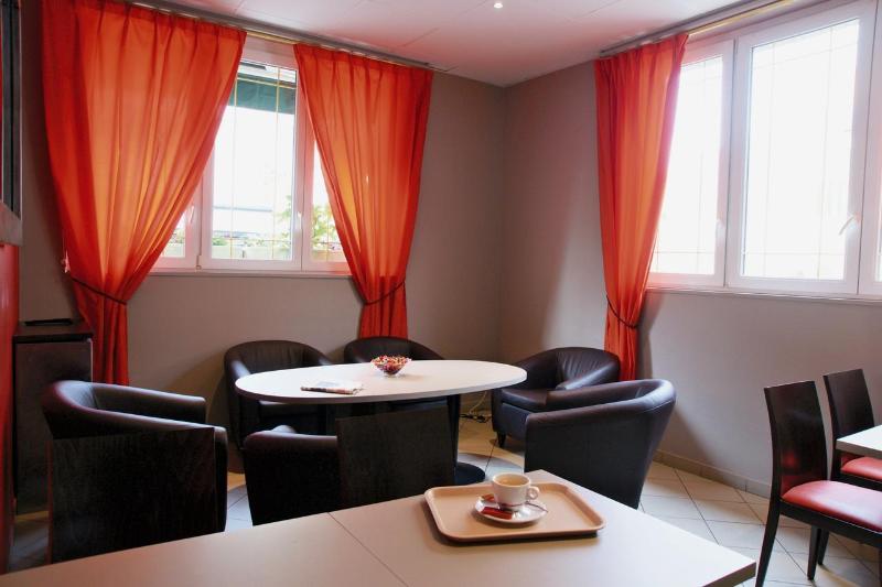 Logis  Hotel & Restaurant De La Place